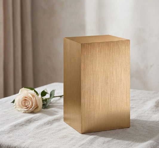 Relicario mini urna rectangular modelo UR 3645 fabricado en latón pulido, con diseño geométrico minimalista para cenizas y decoración del hogar
