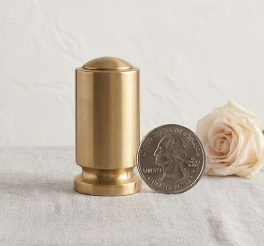 Mini urna relicario modelo UR 3685 en bronce macizo de alta resistencia para cenizas, con diseño atemporal y acabado elegante