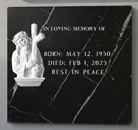 El Cristo del Gran Poder modelo MR 6419 de 34 cm está elaborado en mármol sintético