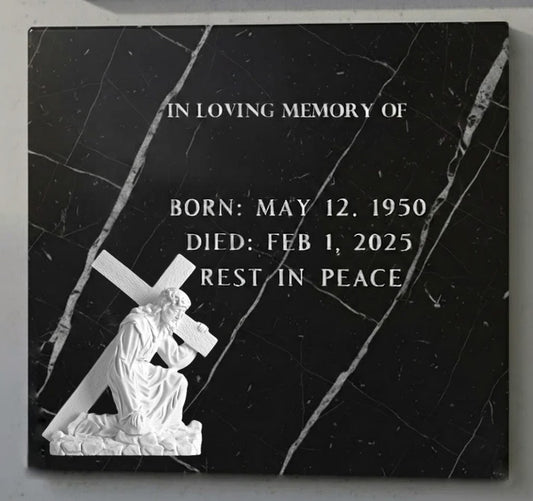 El Cristo Nazareno modelo MR 6132 de 35 cm está elaborado en mármol sintético