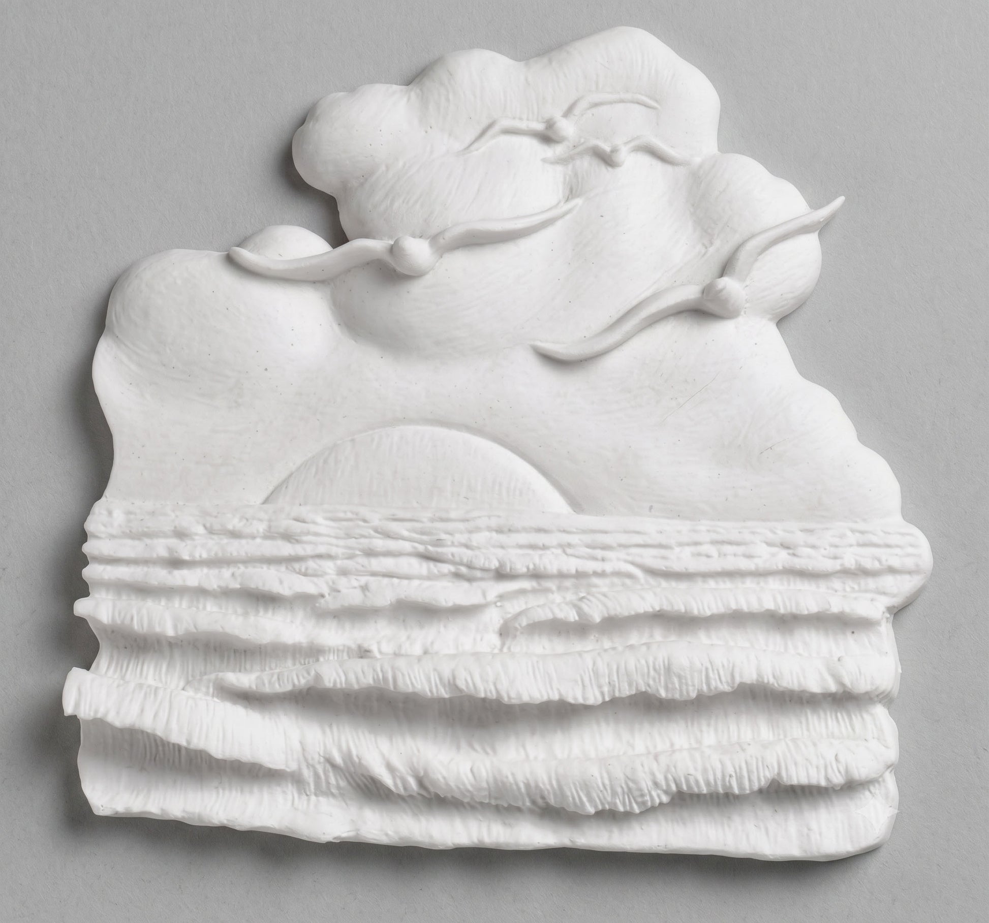 El paisaje marino MR 6987 es una pieza ornamental detallada, diseñada específicamente para el embellecimiento de lápidas y nichos. Fabricada en mármol sintético de alta calidad, esta pieza combina la estética clásica del mármol con una durabilidad superior, siendo totalmente resistente a la intemperie, los rayos UV y los cambios de temperatura.