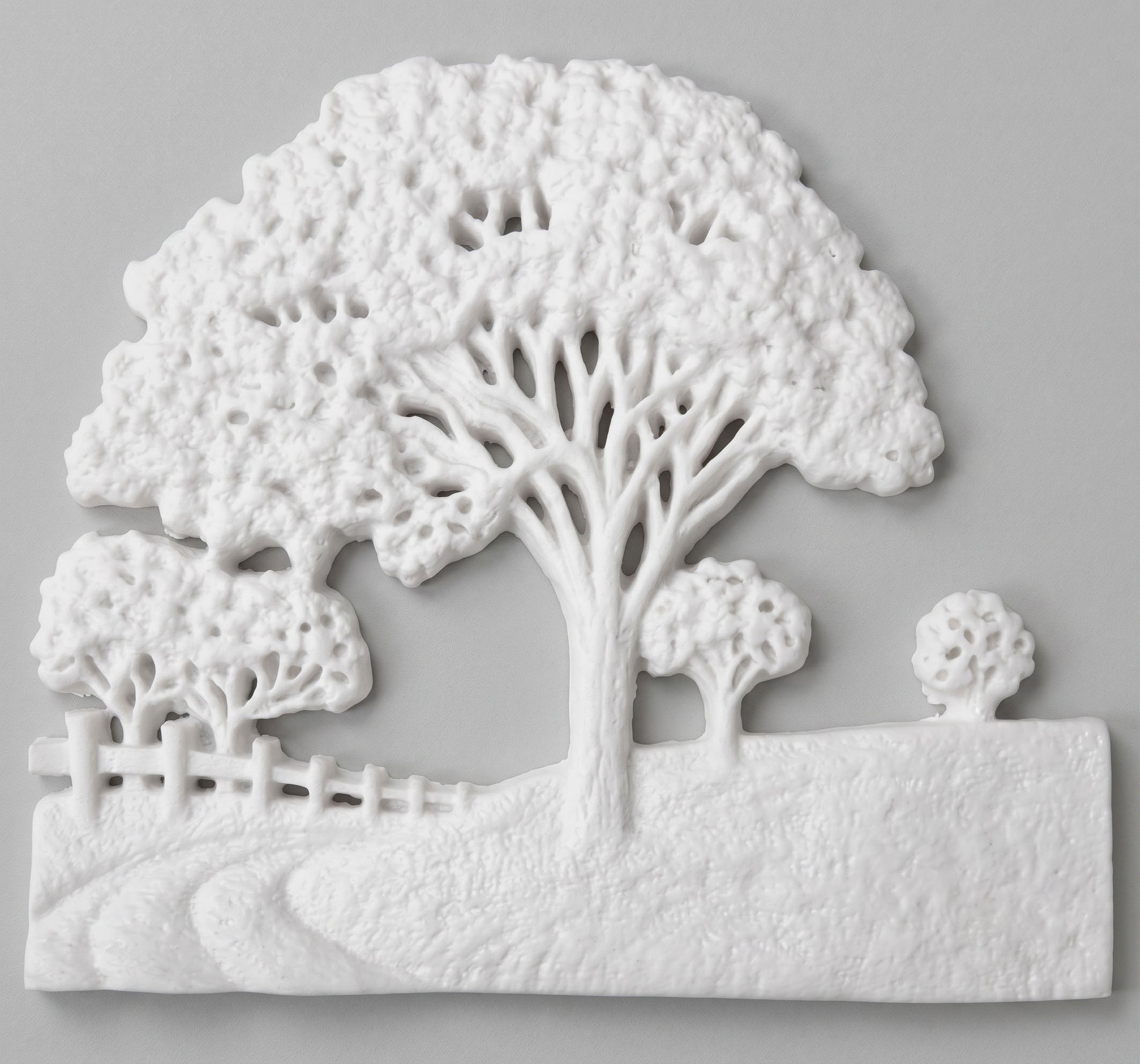 El paisaje campestre MR 6920 es una pieza ornamental de diseño sereno, creada específicamente para el embellecimiento de lápidas y nichos. Fabricada en mármol sintético de alta calidad, esta pieza combina la estética clásica del mármol con una durabilidad superior, siendo totalmente resistente a la intemperie, los rayos UV y los cambios de temperatura.