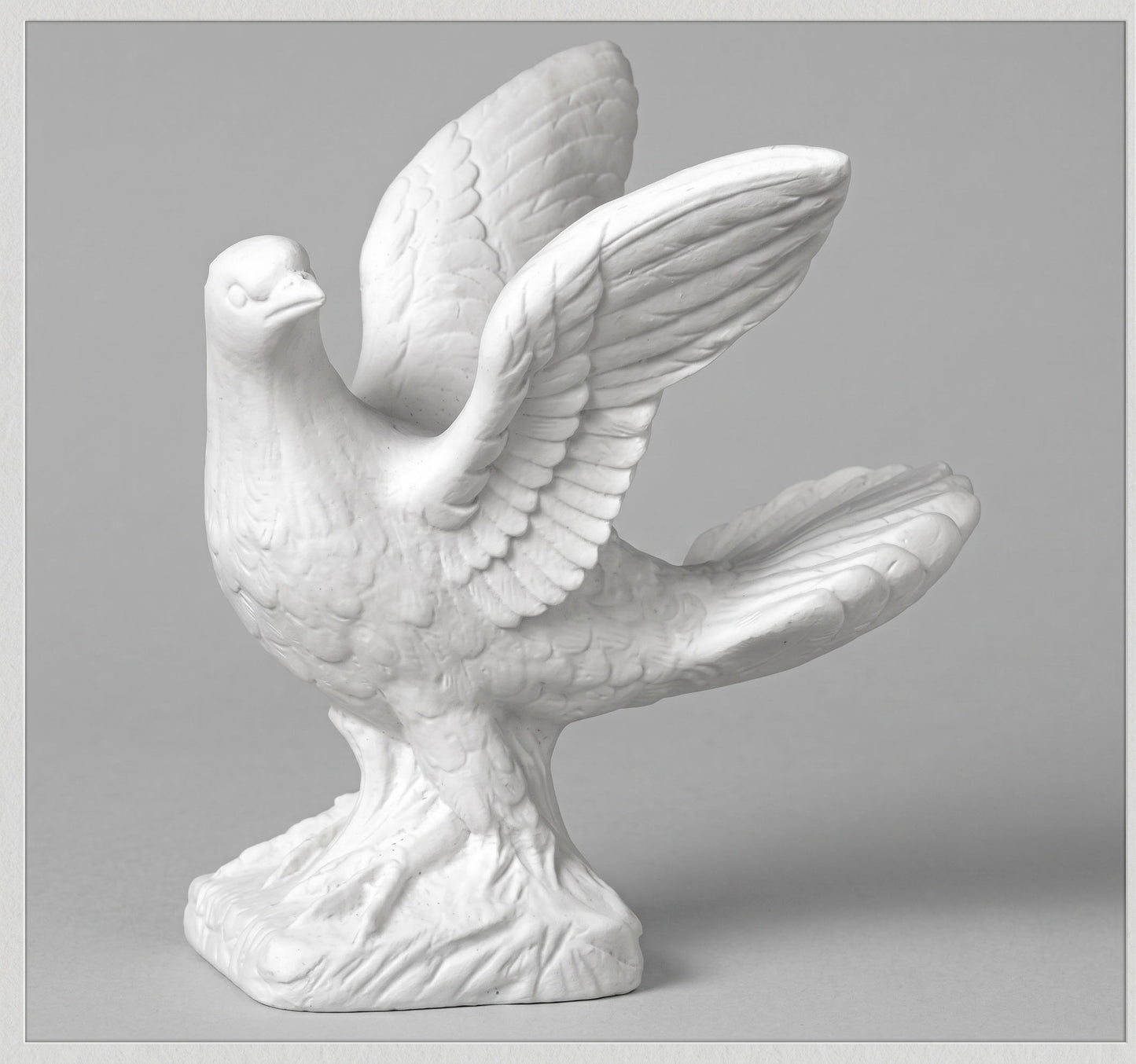 La Paloma MR 6581 está elaborada en mármol sintético de alta calidad y diseñada especialmente para la decoración de lápidas y monumentos funerarios. 