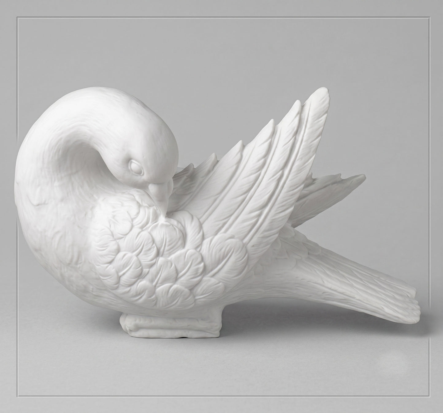 La Paloma MR 6580 está elaborada en mármol sintético de alta calidad, especialmente diseñada para la decoración de lápidas y monumentos funerarios.