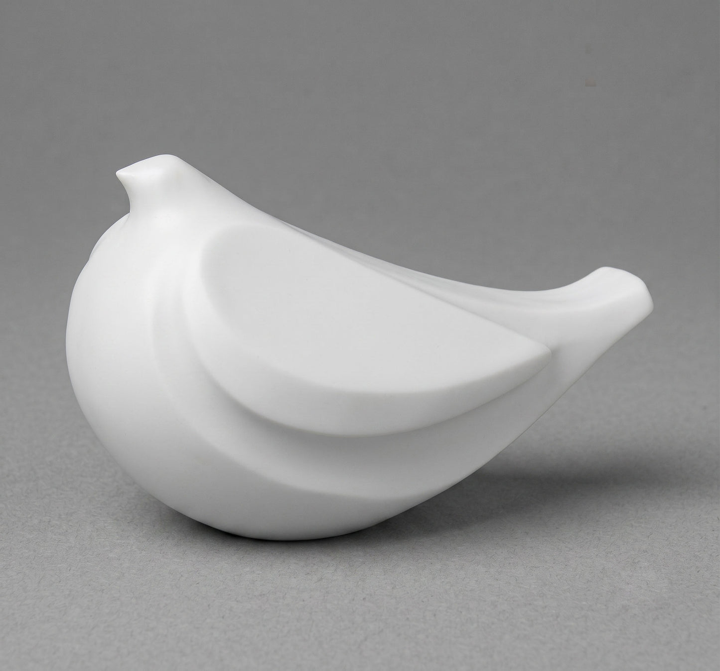 La Paloma MR 8214 está elaborada en mármol sintético de alta calidad y diseñada especialmente para la decoración de lápidas y monumentos funerarios. 