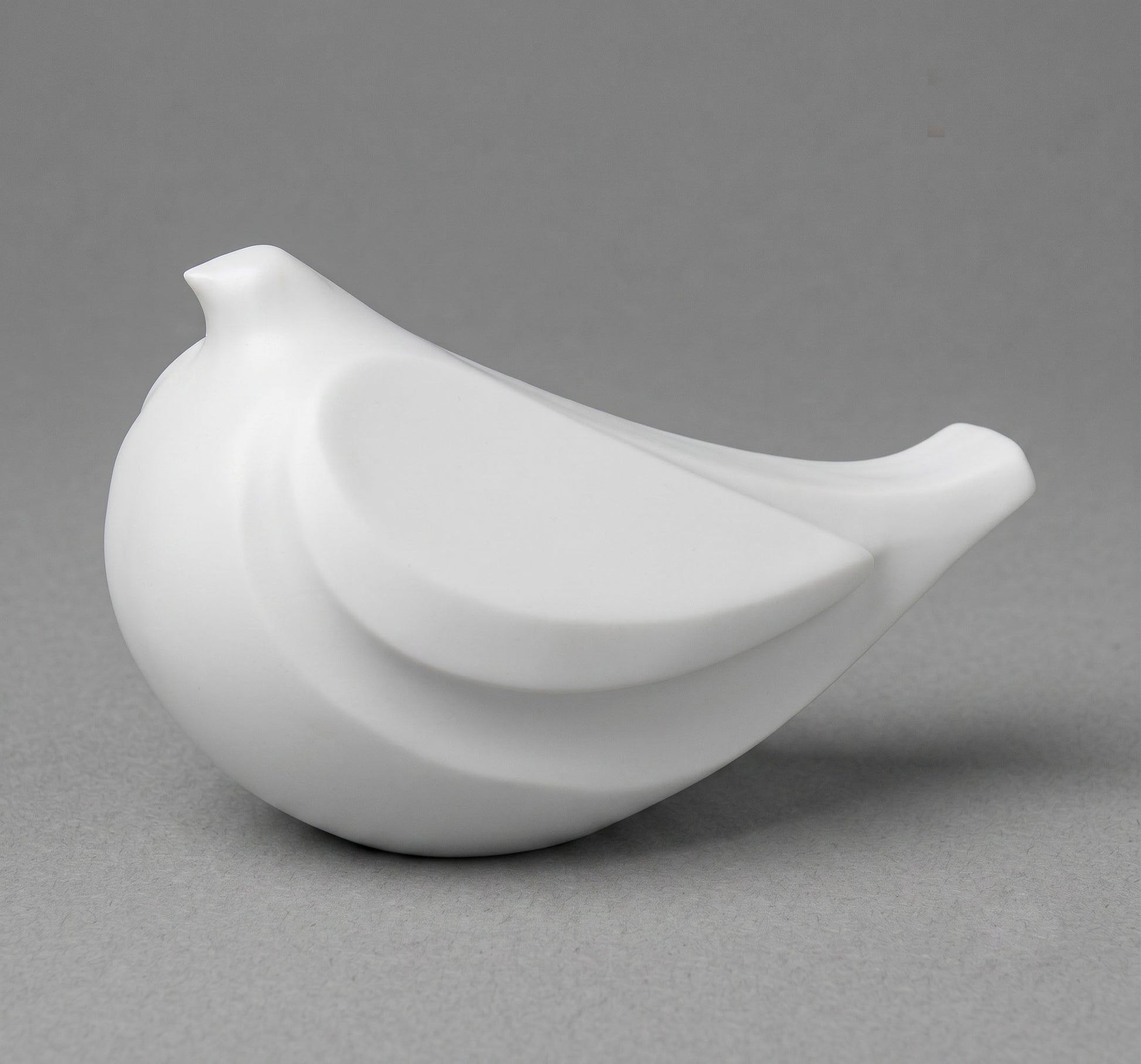 La Paloma MR 8214 está elaborada en mármol sintético de alta calidad y diseñada especialmente para la decoración de lápidas y monumentos funerarios. 