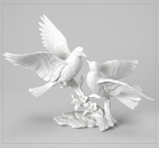 La Pareja de Palomas MR 6500 está elaborada en mármol sintético de alta calidad, diseñada especialmente para la decoración de lápidas y monumentos funerarios. 