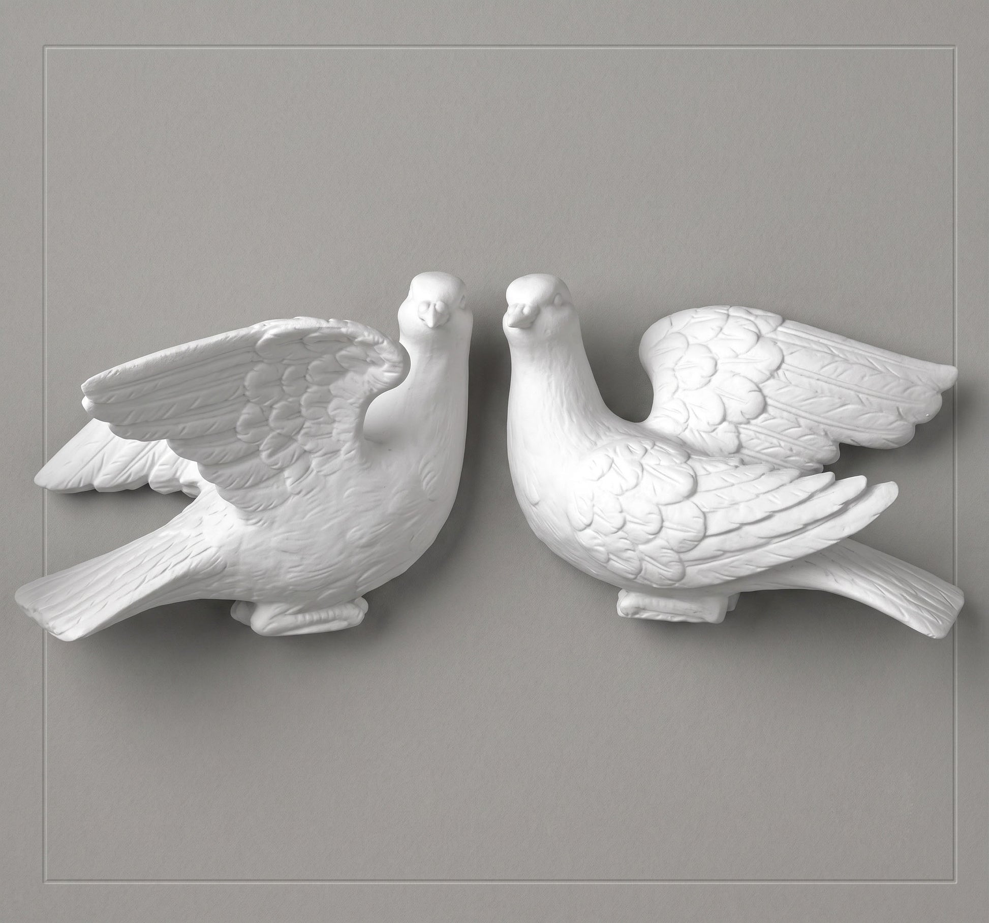a Pareja de Palomas MR 6583 está elaborada en mármol sintético de alta calidad y diseñada especialmente para la decoración de lápidas y monumentos funerarios.