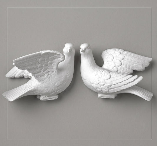 a Pareja de Palomas MR 6583 está elaborada en mármol sintético de alta calidad y diseñada especialmente para la decoración de lápidas y monumentos funerarios.