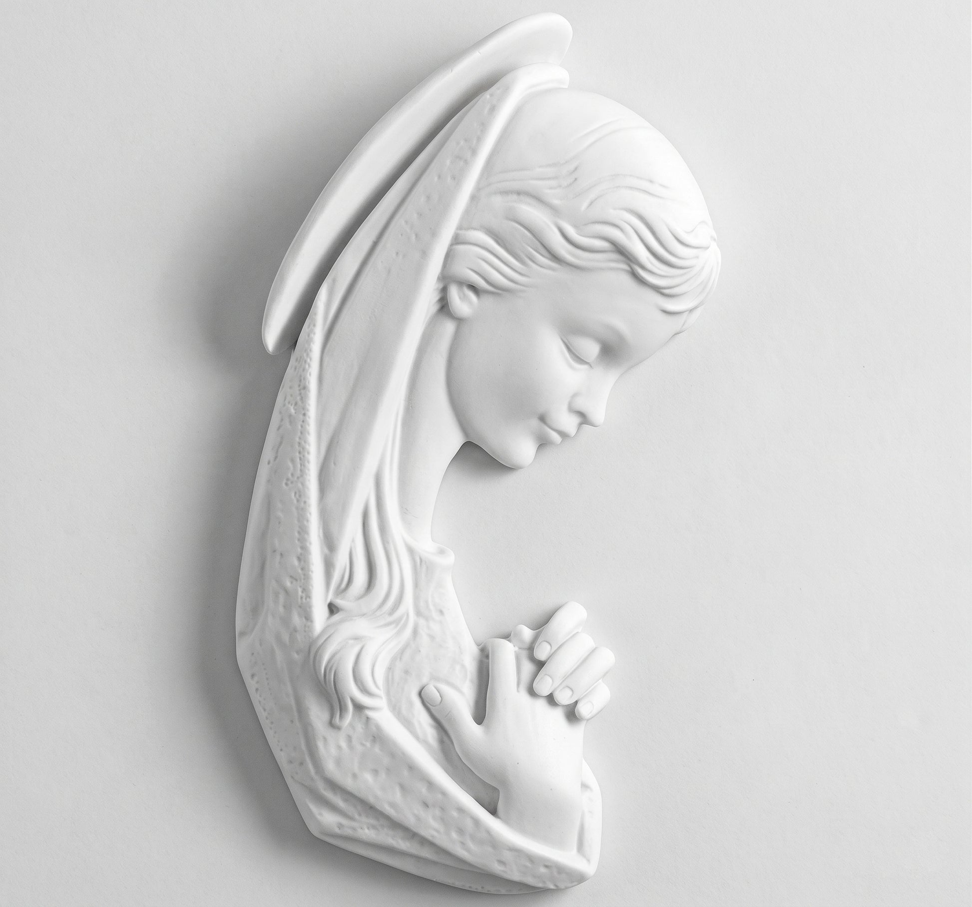 Compra este delicado relieve del perfil de la Virgen Niña en marmolina de 30 cm. Una pieza artesanal tierna y elegante, ideal para regalo o decoración infantil.