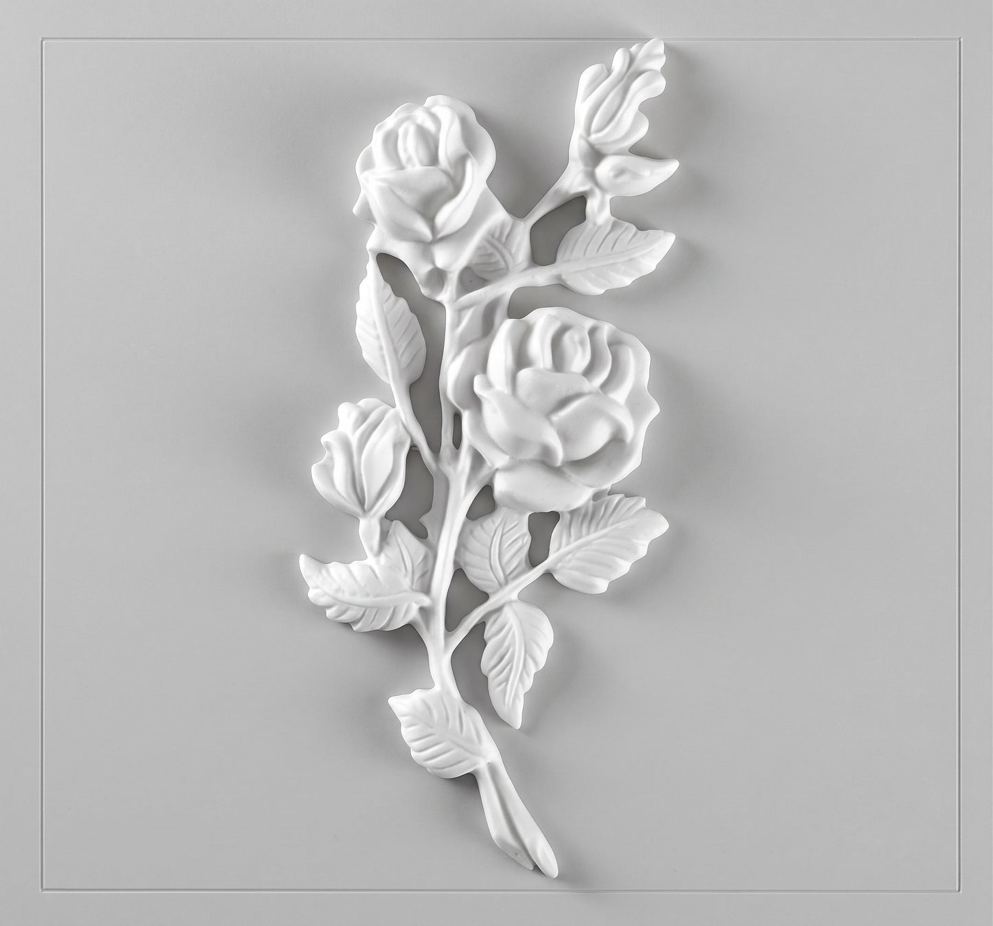 El ramillete de rosas en marmolina MR 6984 es una pieza ornamental detallada, diseñada específicamente para el embellecimiento de lápidas y nichos. Fabricada en mármol sintético de alta calidad, esta pieza combina la estética clásica del mármol con una durabilidad superior, siendo totalmente resistente a la intemperie, los rayos UV y los cambios de temperatura.