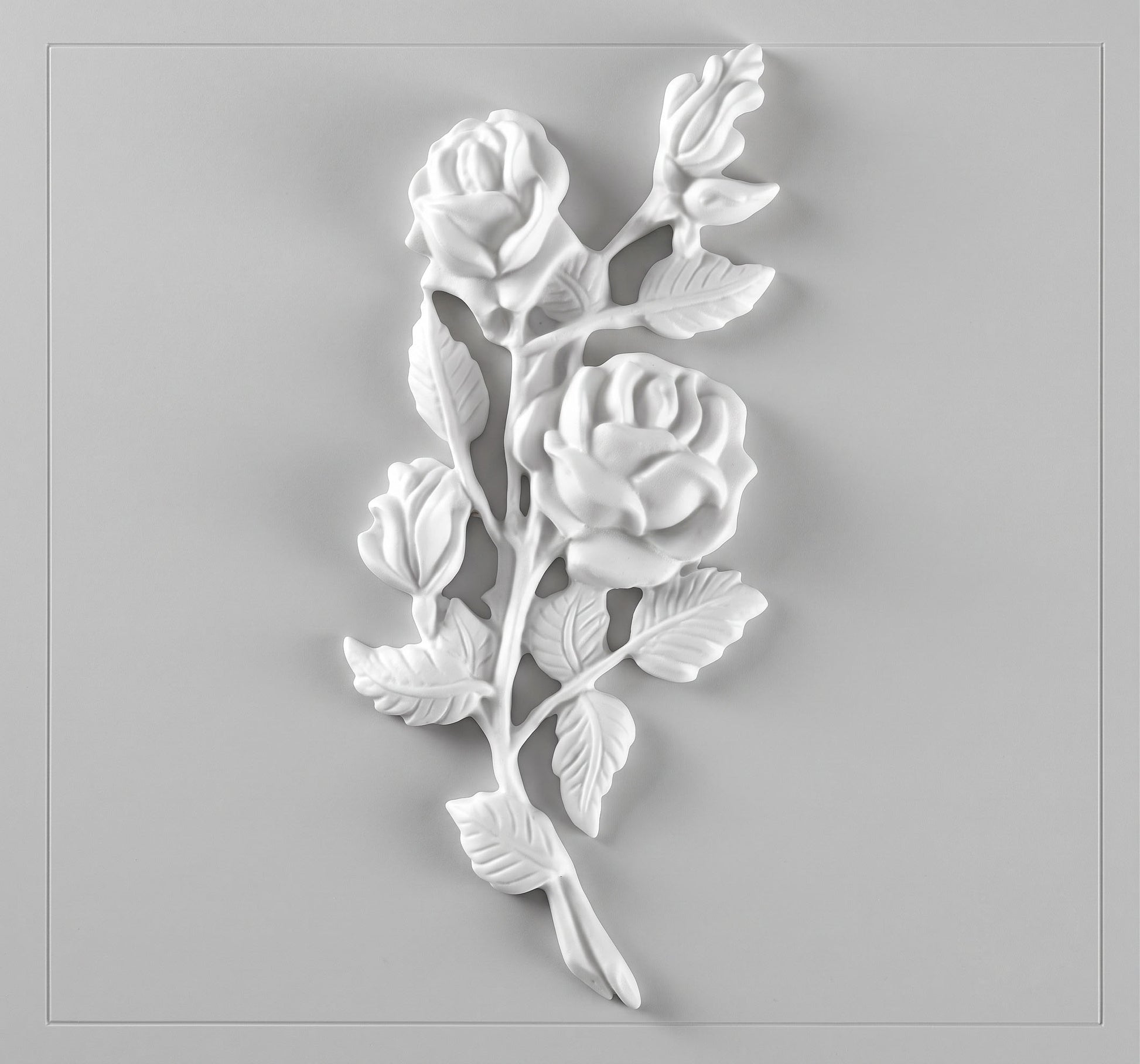 El ramillete de rosas en marmolina MR 6984 es una pieza ornamental detallada, diseñada específicamente para el embellecimiento de lápidas y nichos. Fabricada en mármol sintético de alta calidad, esta pieza combina la estética clásica del mármol con una durabilidad superior, siendo totalmente resistente a la intemperie, los rayos UV y los cambios de temperatura.
