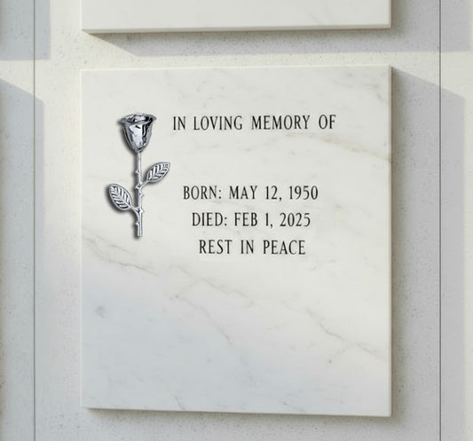 La Rosa AI 352 está elaborada en acero inoxidable de alta calidad, un material duradero y resistente que mantiene su brillo y apariencia impecable incluso tras años de exposición exterior. Esta pieza está diseñada especialmente para la decoración de lápidas y monumentos funerarios,