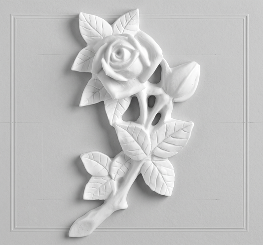 La rosa decorativa MR 6540 es una pieza ornamental de gran realismo y delicadeza, diseñada específicamente para el embellecimiento de lápidas y nichos. Fabricada en mármol sintético de alta calidad, esta pieza combina la estética clásica del mármol con una durabilidad superior, siendo totalmente resistente a la intemperie, los rayos UV y los cambios de temperatura.
