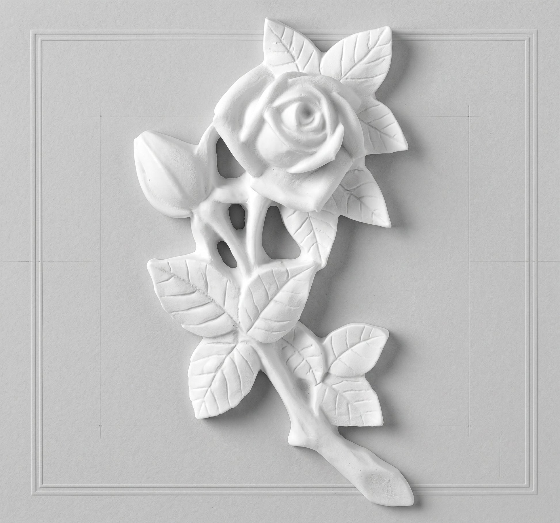 La rosa decorativa MR 6540 es una pieza ornamental de gran realismo y delicadeza, diseñada específicamente para el embellecimiento de lápidas y nichos. Fabricada en mármol sintético de alta calidad, esta pieza combina la estética clásica del mármol con una durabilidad superior, siendo totalmente resistente a la intemperie, los rayos UV y los cambios de temperatura.