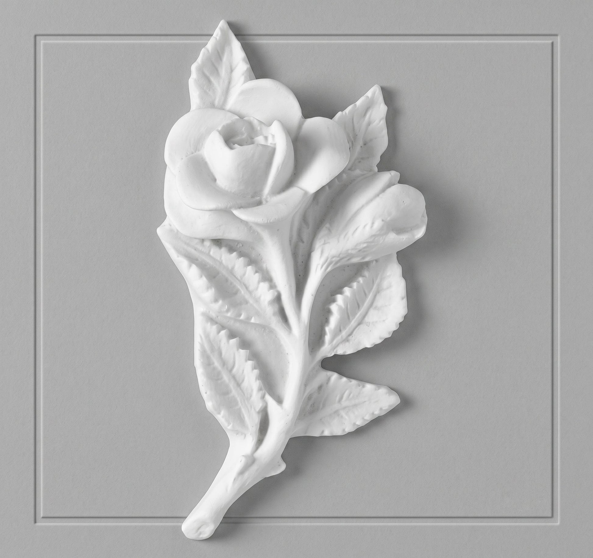 La rosa joven decorativa MR 6507 es una pieza ornamental de gran detalle, diseñada específicamente para el embellecimiento de lápidas y nichos. Fabricada en mármol sintético de alta calidad, esta pieza combina la estética clásica del mármol con una durabilidad superior, siendo totalmente resistente a la intemperie, los rayos UV y los cambios de temperatura.