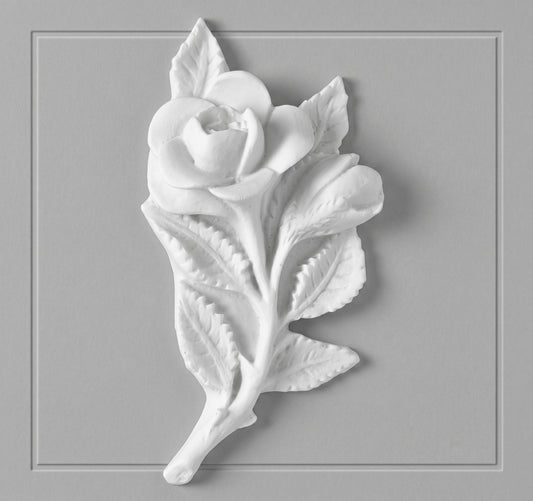 La rosa joven decorativa MR 6507 es una pieza ornamental de gran detalle, diseñada específicamente para el embellecimiento de lápidas y nichos. Fabricada en mármol sintético de alta calidad, esta pieza combina la estética clásica del mármol con una durabilidad superior, siendo totalmente resistente a la intemperie, los rayos UV y los cambios de temperatura.
