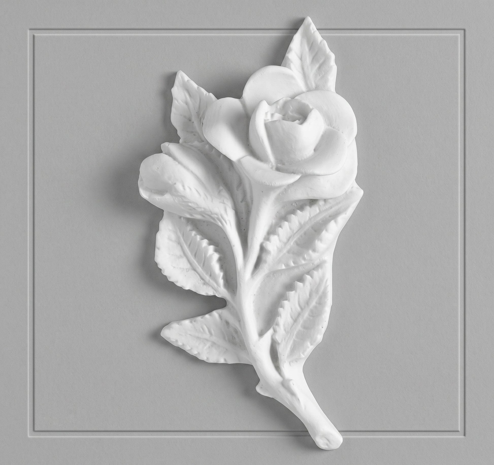 La rosa joven decorativa MR 6507 es una pieza ornamental de gran detalle, diseñada específicamente para el embellecimiento de lápidas y nichos. Fabricada en mármol sintético de alta calidad, esta pieza combina la estética clásica del mármol con una durabilidad superior, siendo totalmente resistente a la intemperie, los rayos UV y los cambios de temperatura.