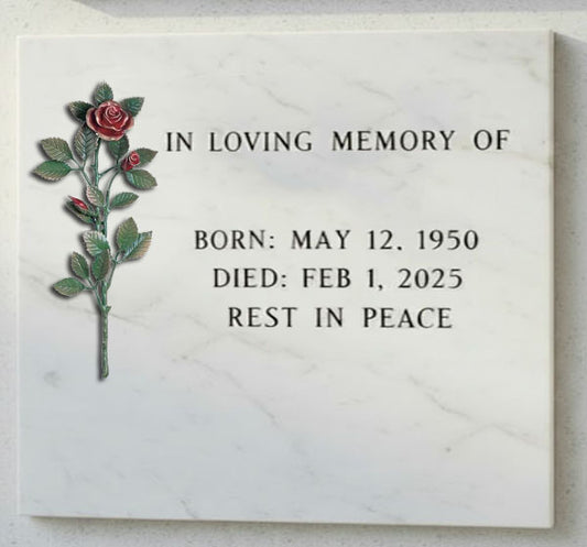 El Ramo de Rosas BR 1551 DR está fabricado en bronce de alta calidad, pintado a mano y lacado al horno, lo que garantiza un acabado impecable, resistente y protegido frente a la intemperie. 