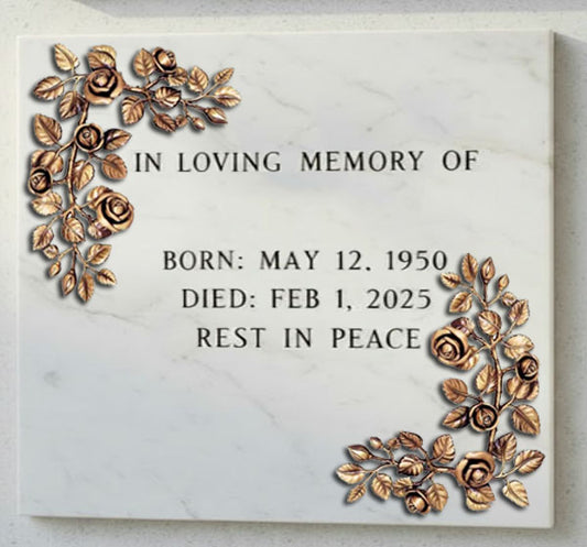 Gracias a la resistencia natural del bronce, esta pieza mantiene su textura, brillo y forma incluso tras largos periodos expuesta a la intemperie. 