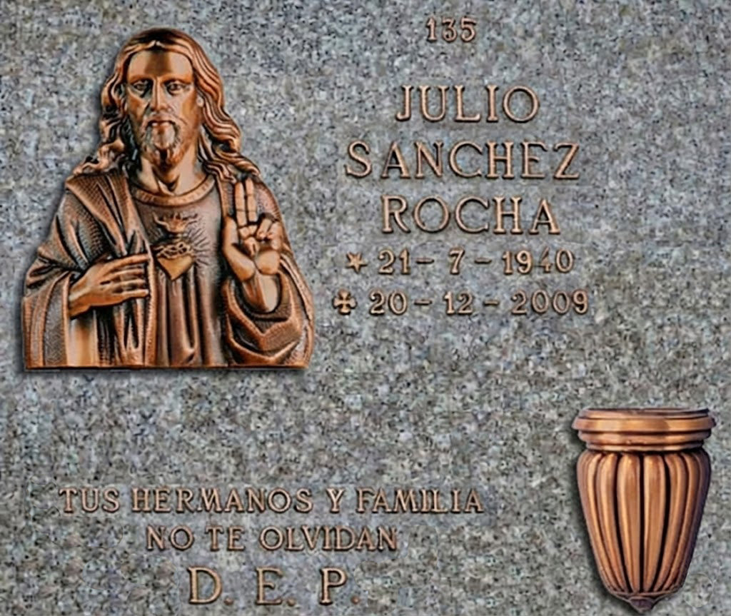 Decoración de Lápida de Nicho con Cruz Sagrado Corazón de Jesús, Inscripción de Bronce y jarrón para flores en Madrid