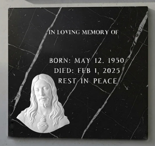 El Corazón de Jesús modelo MR 6110 de 35 cm está elaborado en mármol sintético