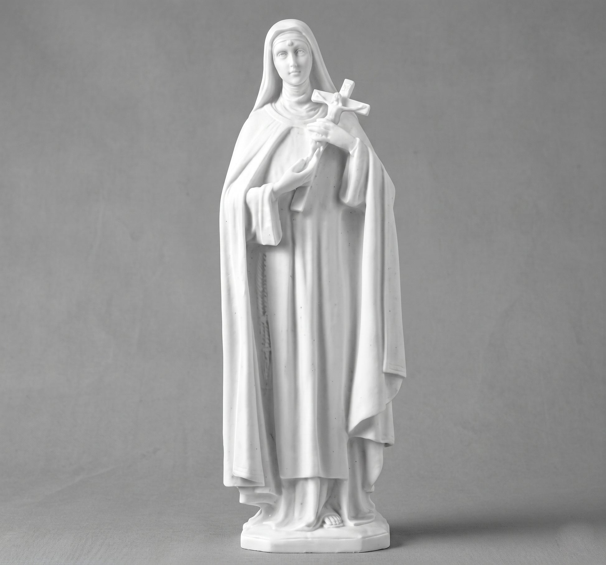 Compra la figura de Santa Rita en marmolina de 37 cm. Relieve plano de alta resistencia exterior, ideal para instalar en lápidas y nichos. Envío seguro.