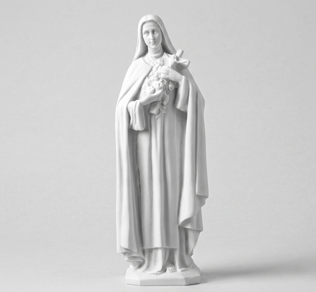 Compra la figura de Santa Rosa en marmolina de 37 cm. Relieve plano de alta resistencia exterior, ideal para instalar en lápidas y nichos. Envío seguro.