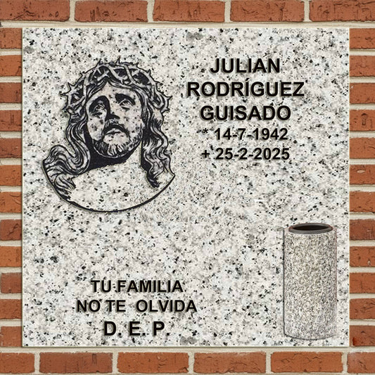 Columbario con cara de Cristo con inscripción grabada y jarrón de granito / Memorial Spain