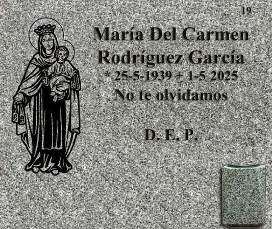 Decoración de Lápida con Virgen del Carmen y Jarrón / Grabado en Madrid