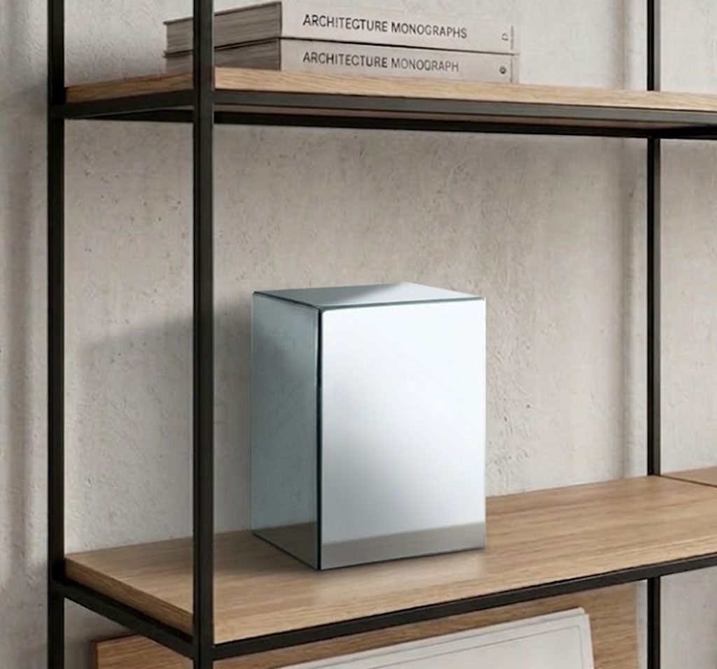 Urna funeraria de alta gama UR 3600 fabricada en acero inoxidable con diseño rectangular contemporáneo y gran capacidad.