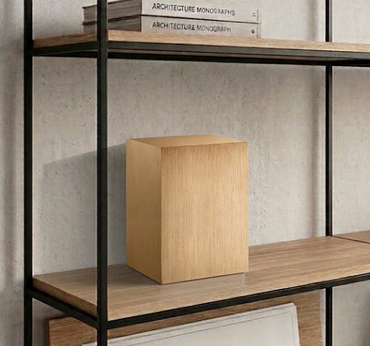 Urna funeraria de alta gama modelo UR 3650 en latón macizo con diseño rectangular pulido y gran capacidad de 4,65 litros.