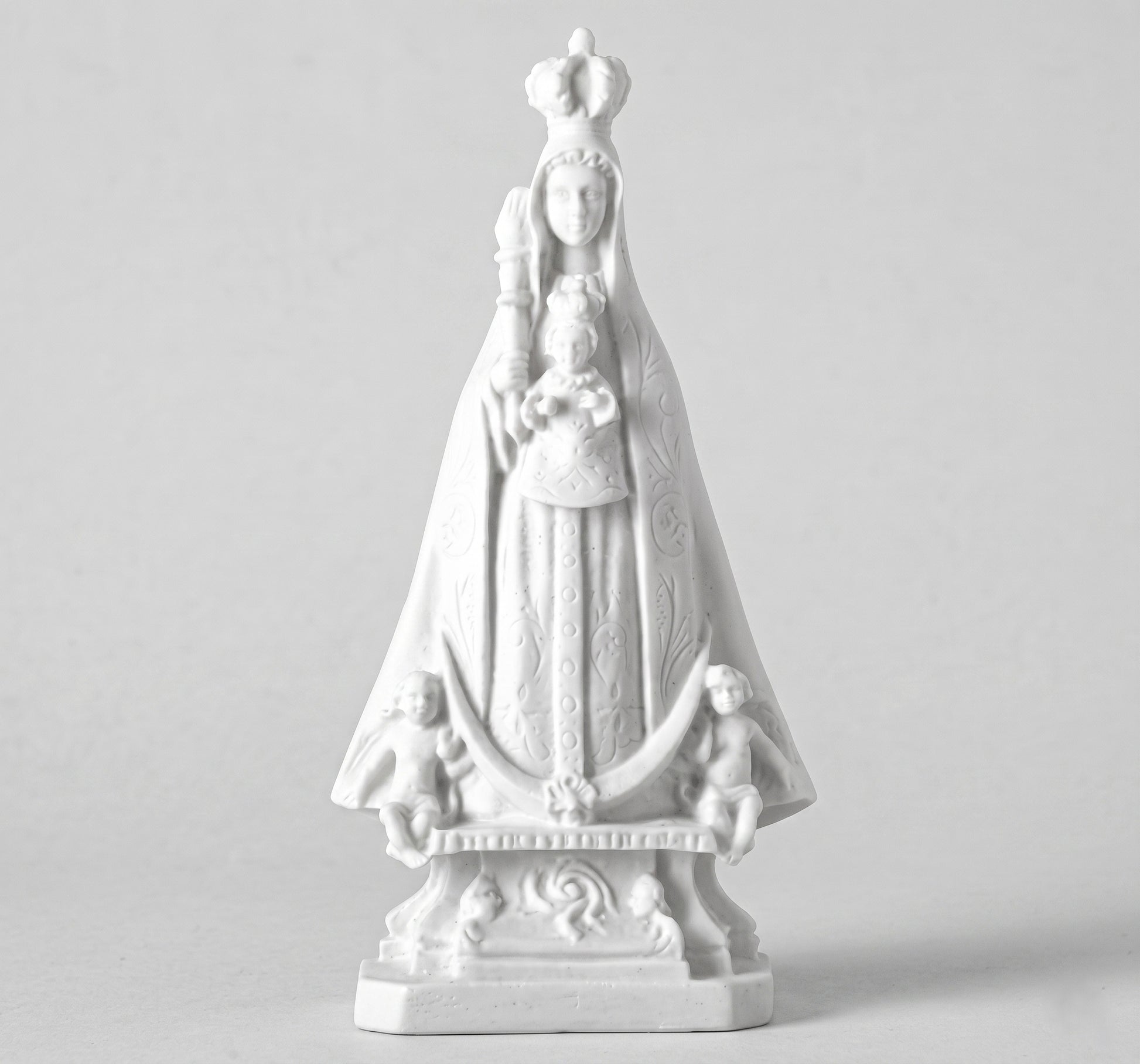 Compra la figura de la Virgen de Begoña en marmolina de 24 cm. Una pieza artesanal con un nivel de detalle excelente, ideal para altares y hogares. ¡Haz tu pedido!