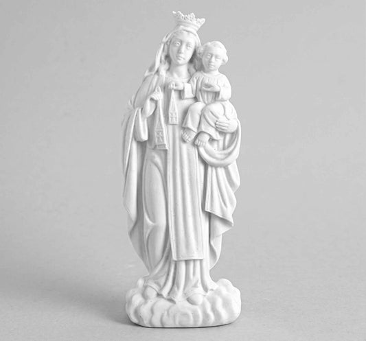 Compra la figura de la Virgen del Carmen de pie en marmolina de 34 cm. Una pieza de gran tamaño con acabados artesanales perfectos para el hogar o altar.