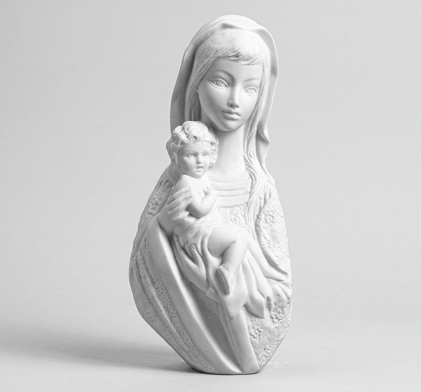 Compra la figura de la Virgen con Niño en marmolina de 36 cm. Relieve plano de alta resistencia exterior, idóneo para lápidas, nichos y panteones. Envío seguro.