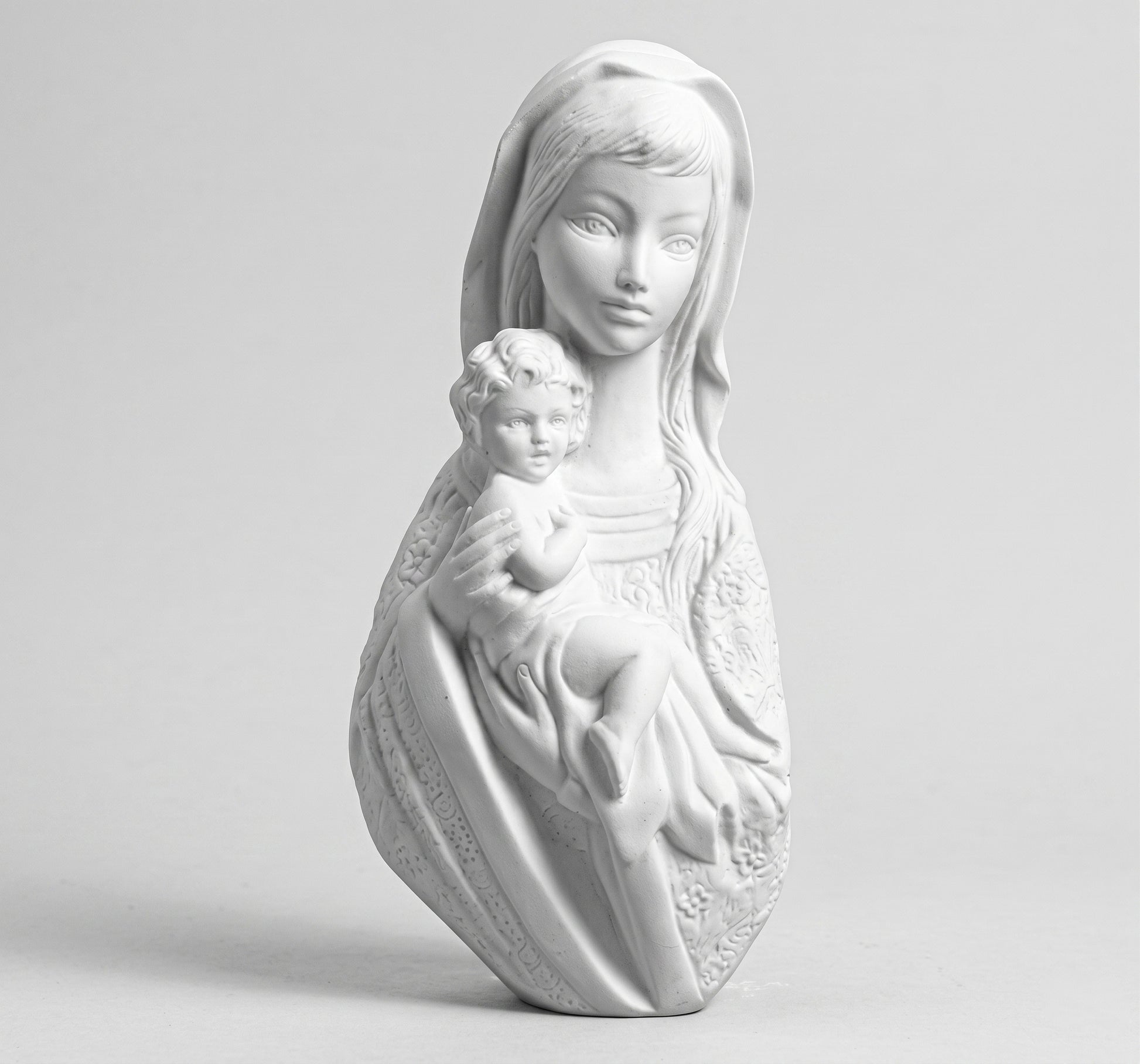 Compra la figura de la Virgen con Niño en marmolina de 36 cm. Relieve plano de alta resistencia exterior, idóneo para lápidas, nichos y panteones. Envío seguro.