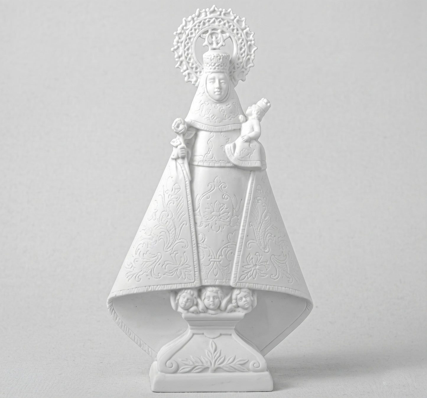Compra la figura de la Virgen de Covadonga en marmolina de 31 cm. Relieve plano de gran resistencia exterior, idóneo para lápidas y cementerios. Envío rápido.