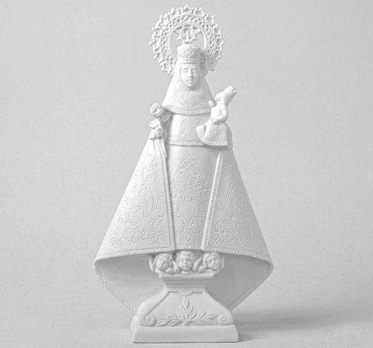 Compra la figura de la Virgen de Covadonga en marmolina de 31 cm. Relieve plano de gran resistencia exterior, idóneo para lápidas y cementerios. Envío rápido.