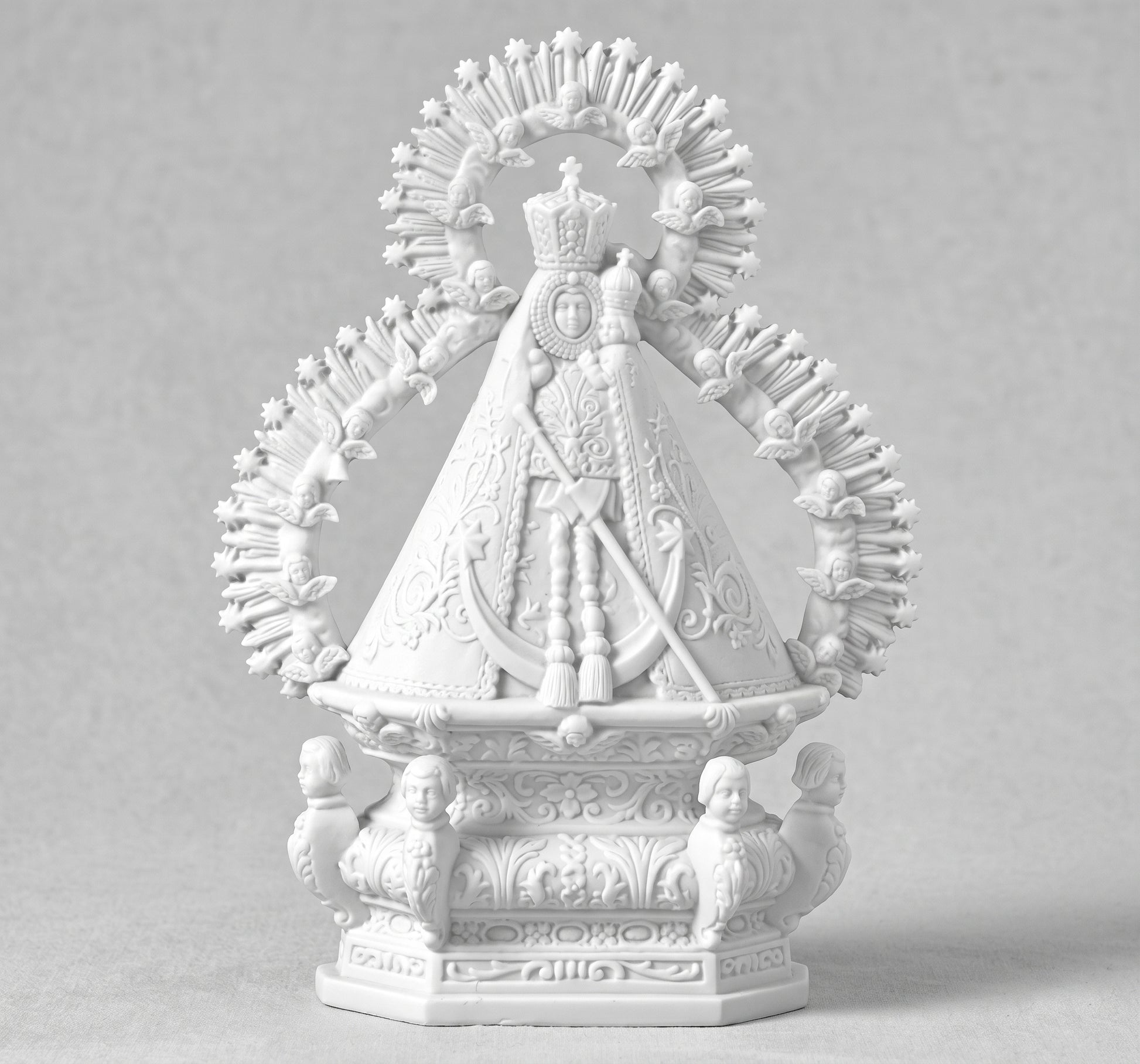 Compra la figura de la Virgen de La Cabeza en marmolina de 34 cm. Relieve plano de alta resistencia exterior, ideal para instalar en lápidas y nichos. Envío seguro.