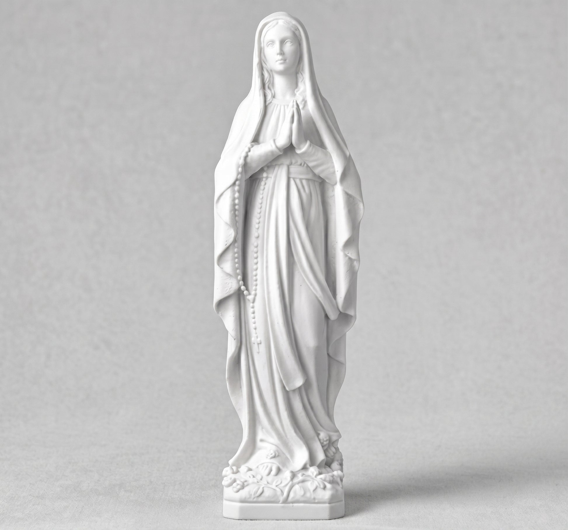 Compra la magnífica figura de la Virgen de Lourdes en marmolina de 51 cm. Escultura plana de gran tamaño y resistencia exterior, ideal para lápidas y panteones.