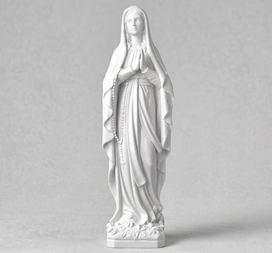 Compra la magnífica figura de la Virgen de Lourdes en marmolina de 51 cm. Escultura plana de gran tamaño y resistencia exterior, ideal para lápidas y panteones.