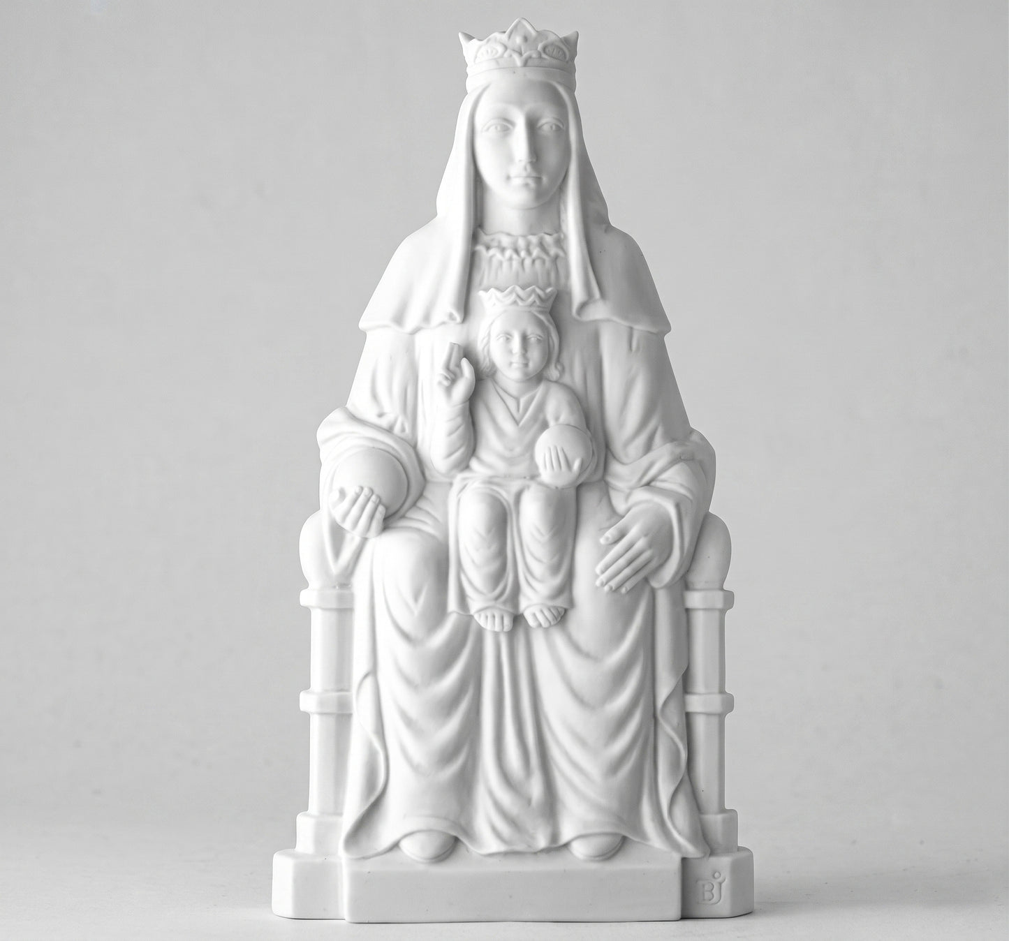 Compra la figura de la Virgen de Montserrat en marmolina de 36 cm. Una preciosa reproducción artesanal con todo lujo de detalles, ideal para el hogar o altar.