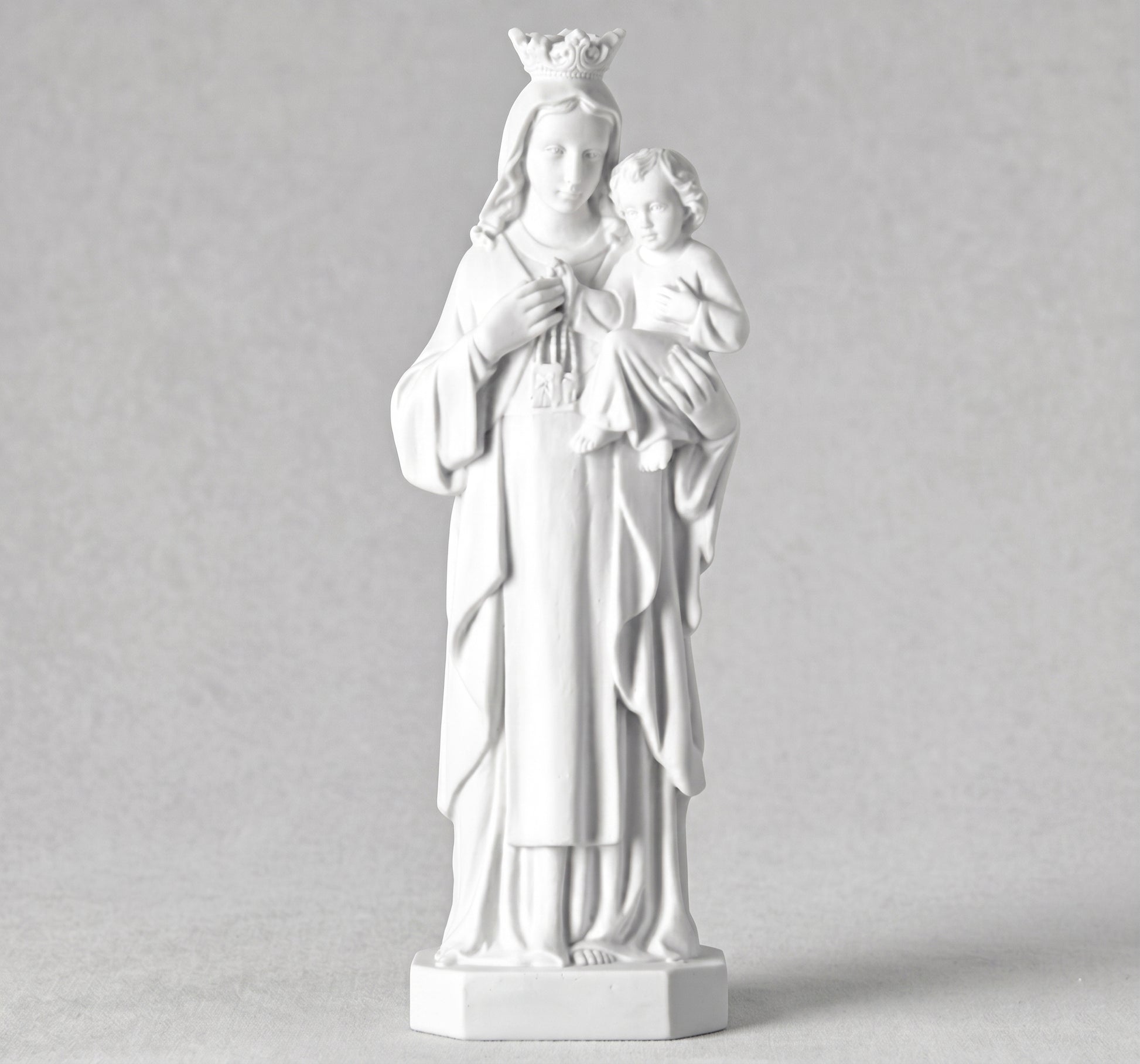Compra la impresionante figura de la Virgen del Carmen en marmolina de 65 cm. Escultura plana monumental de máxima resistencia exterior para lápidas y panteones.