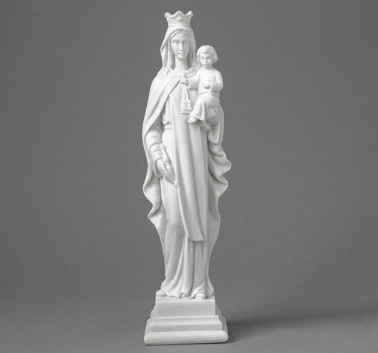 Imagen de la Virgen del Carmen en marmolina de 25,5 cm. Especialmente diseñada para lápidas y panteones por su alta resistencia al exterior. Acabado elegante y duradero.