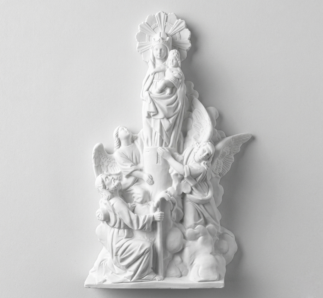 Compra la figura clásica de la Virgen del Pilar en marmolina de 37 cm. Talla religiosa tradicional de alta calidad, perfecta para altares y hogares. Envío seguro.