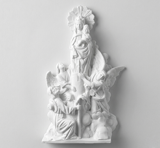 Compra la figura clásica de la Virgen del Pilar en marmolina de 37 cm. Talla religiosa tradicional de alta calidad, perfecta para altares y hogares. Envío seguro.