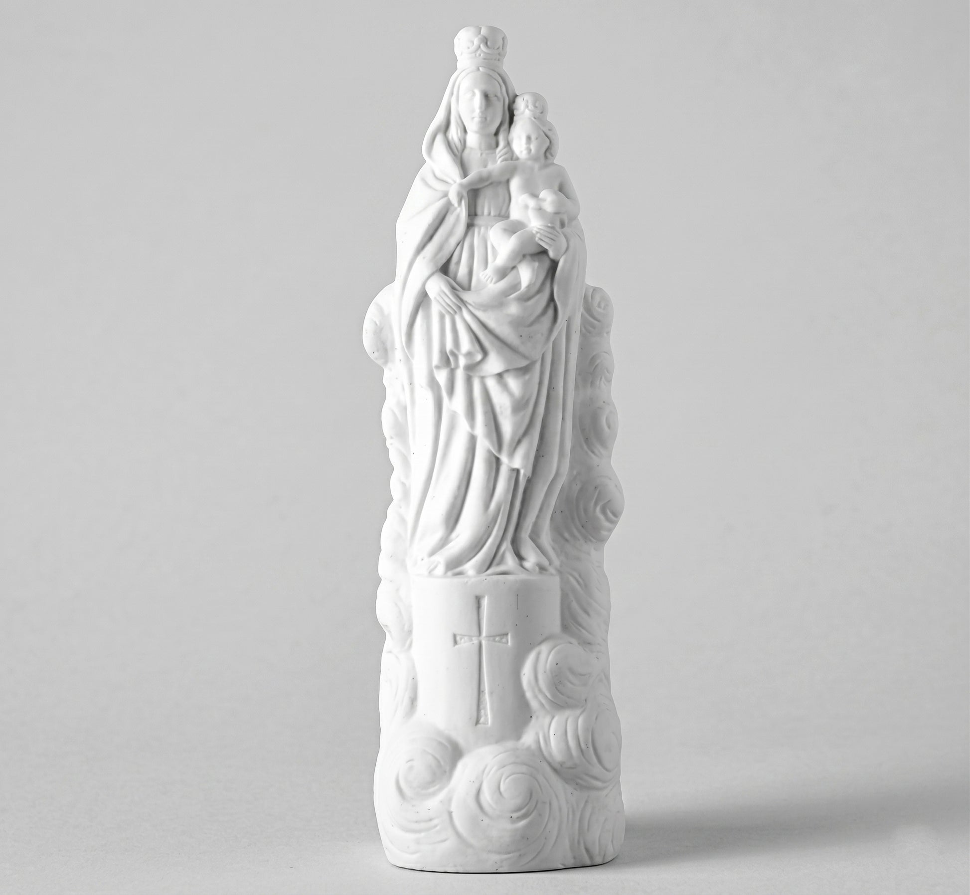 Compra la figura de la Virgen del Pilar recta en marmolina de 29 cm. Una pieza artesanal estilizada y detallada, perfecta para tu altar o el hogar. ¡Pídela ya!