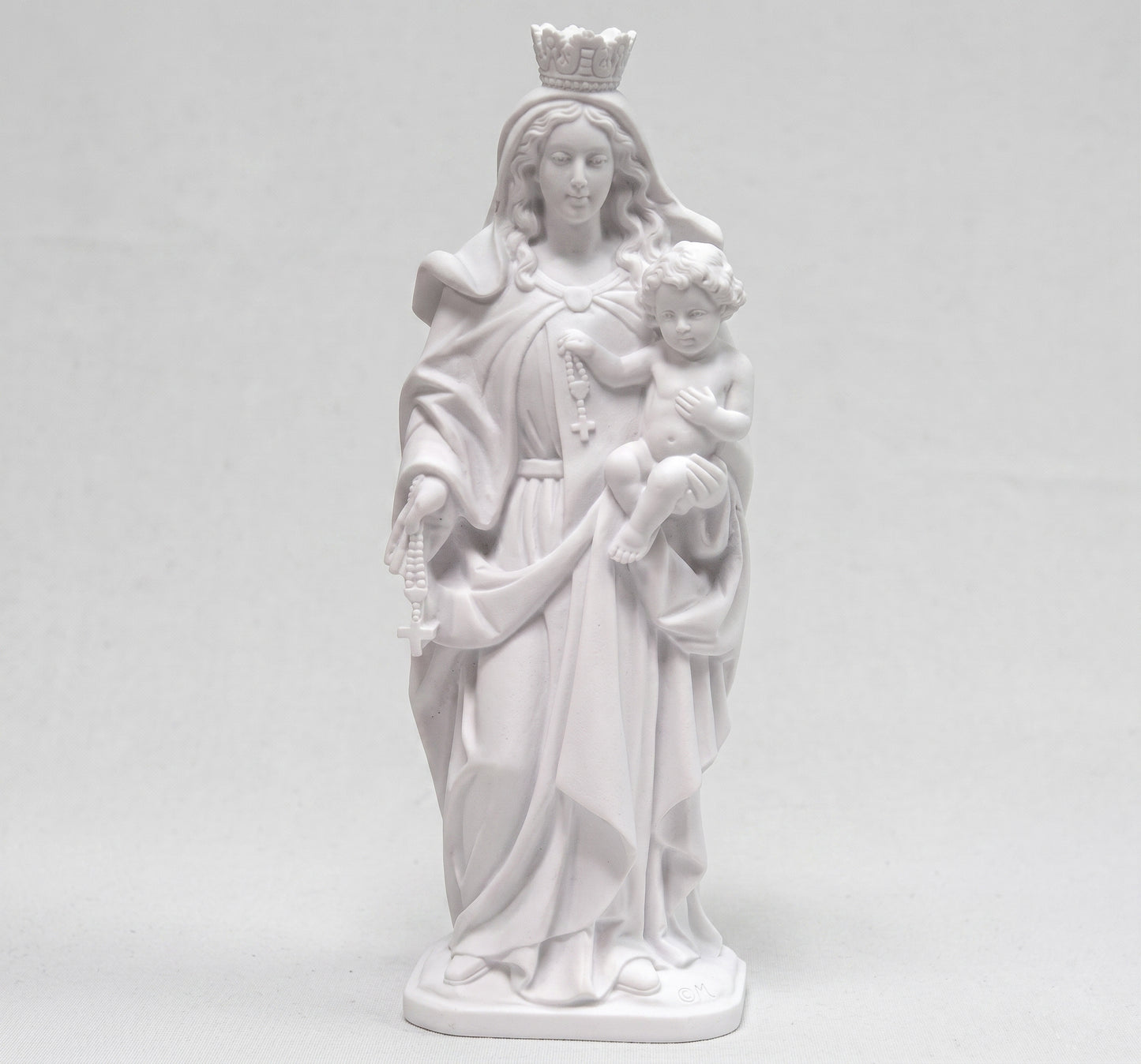 Compra la figura de la Virgen del Rosario en marmolina de 37 cm. Relieve plano de alta resistencia exterior, idóneo para lápidas y nichos. Envío rápido y seguro.