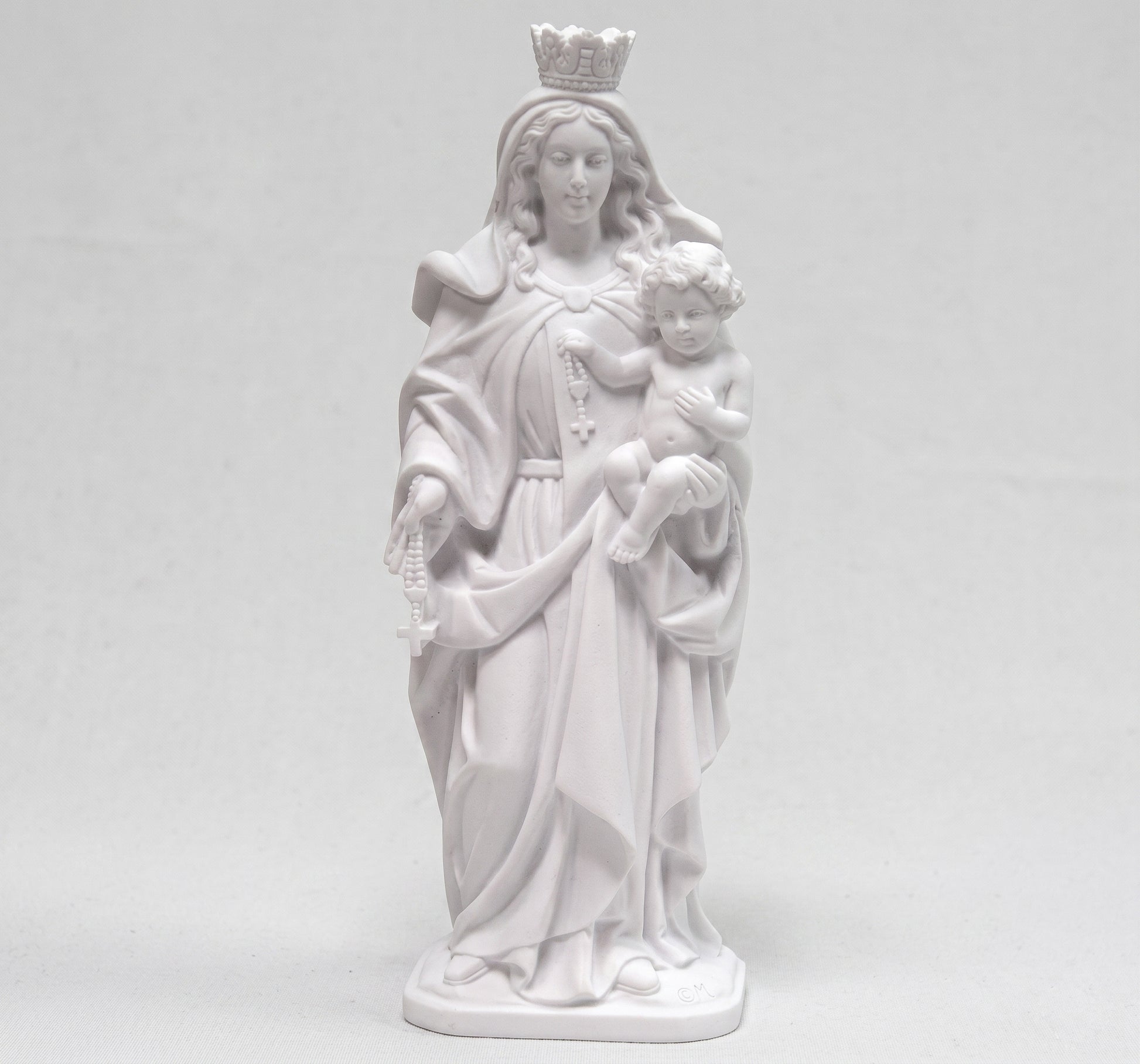 Compra la figura de la Virgen del Rosario en marmolina de 37 cm. Relieve plano de alta resistencia exterior, idóneo para lápidas y nichos. Envío rápido y seguro.