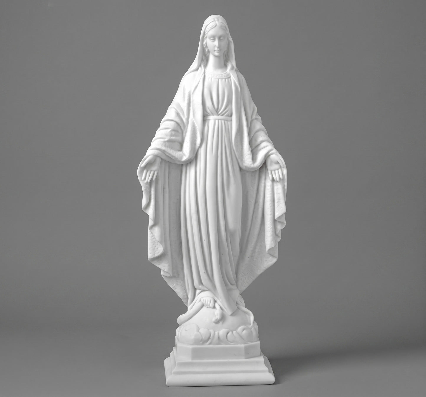 Protege y embellece la memoria de tus seres queridos con la Imagen de la Virgen Inmaculada. Fabricada en marmolina de alta resistencia (30 cm), ideal para exteriores y lápidas. Calidad artesanal duradera.